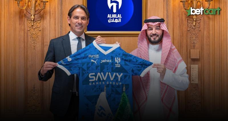سیمونه اینزاگی سرمربی جدید الهلال در مراسم معارفه با پیراهن باشگاه