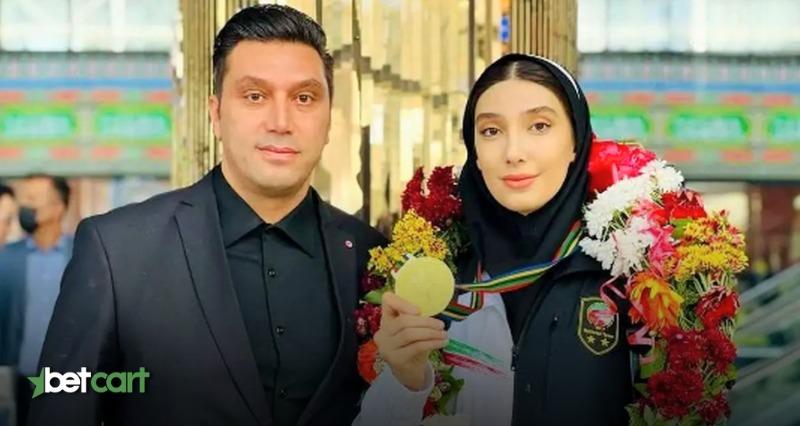 مبینا نعمت‌زاده همراه با پدرش پس از کسب مدال طلای جهانی تکواندو