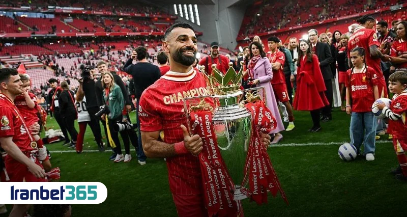 محمد صلاح با جام قهرمانی لیگ برتر در لیورپول 2025