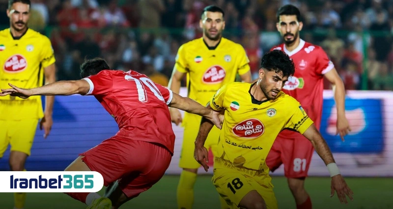 حمله بازیکن پرسپولیس مقابل مدافع فجر سپاسی در مسابقه لیگ برتر ایران