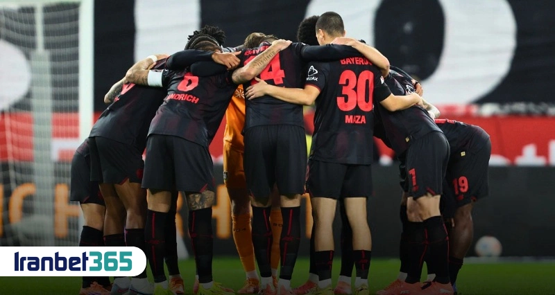 بازیکنان بایر لورکوزن در حلقه تیمی قبل از مسابقه جام حذفی آلمان