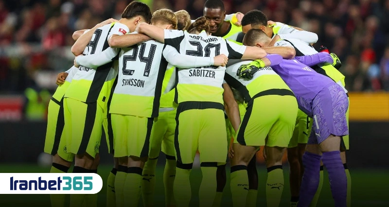 بازیکنان بروسیا دورتموند در حلقه اتحاد پیش از شروع بازی جام حذفی آلمان